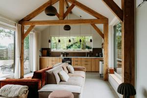 a living room with two couches and a kitchen at Boshuis Haen in Ermelo