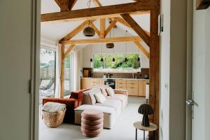 a living room with a white couch and a kitchen at Boshuis Haen in Ermelo
