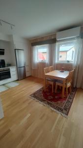 a living room with a table and chairs and a kitchen at Signegarden Bismo in Skjåk