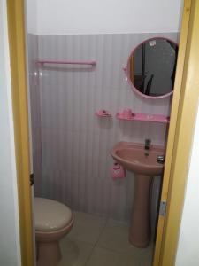 uma casa de banho com um lavatório, um WC e um espelho. em Oudarya Guest em Pollonaruva