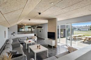 a living room with a couch and a tv at JB500-Brovst-Kronvildtvej-31 in Tranum Strand