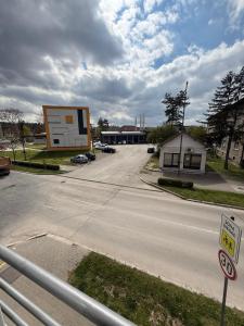 an empty street with a building and a no parking sign at Deskom Stan na dan in Despotovac