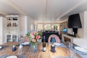 a living room with a table and a couch at Friesenhaus Hideaway Hüs in Morsum