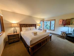 a bedroom with a large bed and a couch at Ski Run 201 by SummitCove Lodging in Colorado in Keystone