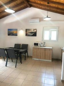 a kitchen and dining room with a table and chairs at Villa Elpiniki in Troulos