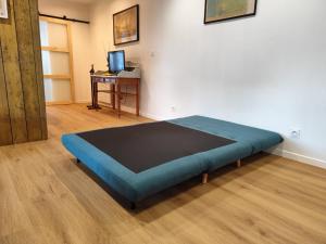 a bedroom with a bed in a room with a desk at Gîte Calme - Vue sur Garonne - Parking privé in Baurech