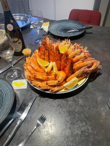 a plate of shrimp with lemon slices on a table at Ô Sens Jacuzzi et Massages in Challans