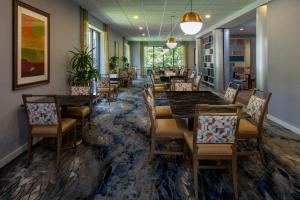 a restaurant with tables and chairs in a room at Fairfield Inn & Suites by Marriott Charlotte Uptown in Charlotte