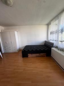 a bedroom with a black bed in a room at Freilassing Unterkünfte in Freilassing