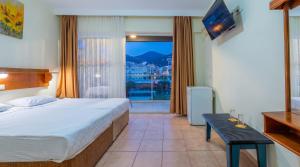 Un pat sau paturi într-o cameră la Gallion Hotel