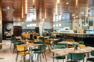 a dining room with tables and chairs and a restaurant at Hotel Princesa De Eboli in Pinto