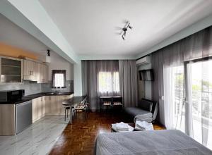 ein Zimmer mit Bett, Küche und Wohnzimmer in der Unterkunft Agapaki Studios in Neos Marmaras