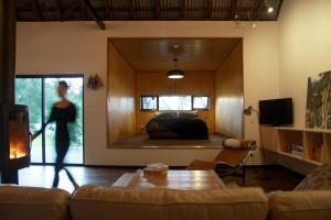 uma mulher a atravessar uma sala de estar com um espelho em BIG.SHED.HOUSE em Huonville