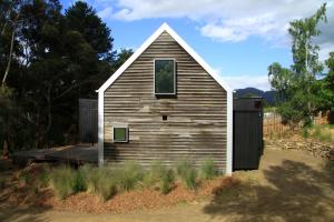 ein kleines Haus mit einem Seitenfenster in der Unterkunft BIG.SHED.HOUSE in Huonville