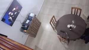 an overhead view of a dining room table and chairs at Temporario Avenida in Rafaela