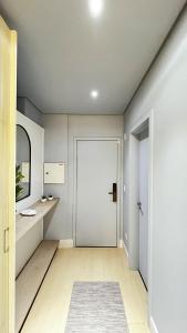 a hallway with a white door and a mirror at 809 - Studio Moderno no Centro-Batel in Curitiba