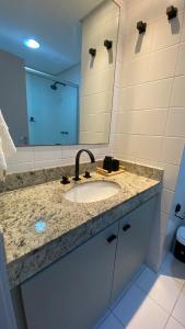 a bathroom with a sink and a mirror at 809 - Studio Moderno no Centro-Batel in Curitiba