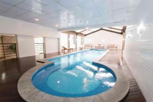 a large swimming pool in a large building at 809 - Studio Moderno no Centro-Batel in Curitiba +44 photos