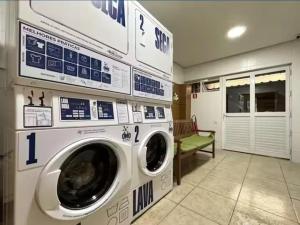a laundry room with a washer and dryer at 809 - Studio Moderno no Centro-Batel in Curitiba