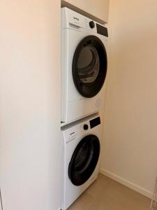 a washing machine and a dryer in a room at Ty Toralann in Guipavas