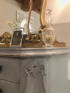 a table with a laptop and a mirror on it at Villa Giotto Luxury Suite & Apartments in Mestre +92 photos