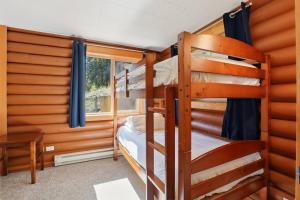 a bunk bed room with two bunk beds in a cabin at Hayden Lake Oasis in Hayden