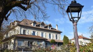 a street light in front of a large house at Duplex cosy 4-6 pers - Terrasse - Grenoble - Vercors in Claix