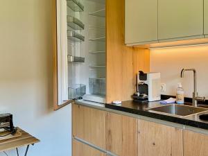 a kitchen with a sink and a microwave at Gastenhuis Deurnink in Vorden