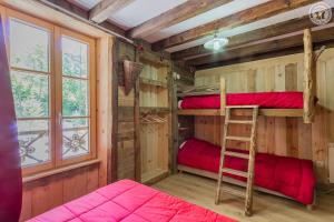 a room with two bunk beds and a ladder at LA DENT PARRACHEE in Termignon