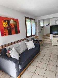 a living room with a couch and a television at Gite La Baraque in Najac