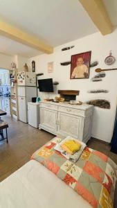 a room with a bed and a kitchen with a refrigerator at La Casa di Trilli in Moneglia