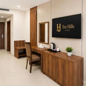a waiting room with a desk and a mirror at Ten Hills Hotel in Amman