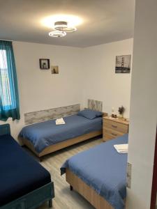 a bedroom with two beds and a ceiling at Sale&Pepe in Faraoaní
