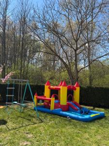 a childs play equipment on the grass at Vikendica Bakino krilo in Železnička Stanica Apatin