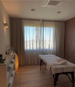 a hospital room with a bed and a window at Casa Brandariz in Santa Maria de Arzua