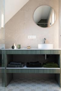 a bathroom with a sink and a mirror at Stientjeshof "Het Paardenhuisje & Hooihuys " in Sint-Lievens-Houtem