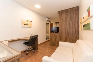 an office with a desk and a chair at Nobile Hotel em Brasília 97172 in Brasília