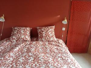 a bedroom with a bed with two pillows at Gîte Le Pic Epeiche in Saint-Roman