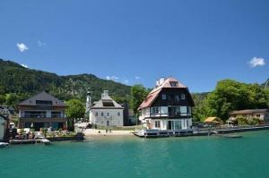 a house on the shore of a body of water at Ferienwohnung Diwoky in Sankt Gilgen
