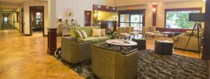 a living room with couches and a table at Parke Regency Hotel & Conference Center in Bloomington