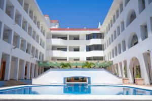 an empty swimming pool in an apartment building at Eurohotel in Ciudad del Carmen