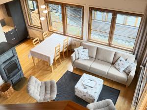 an overhead view of a living room with a couch and a table at Ruka Center Chalet 3B4 - Ski-In Ski-Out - All services nearby - AC - Fireplace - Wifi - Own parking place in Ruka