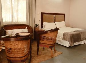 a bedroom with a bed with a table and chairs at Casa Bedz, alberca privada in Campeche
