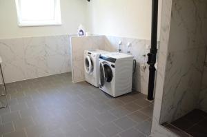 a washer and dryer in a small bathroom at JOPEL ubytovanie v súkromí in Slovenské ďrmoty