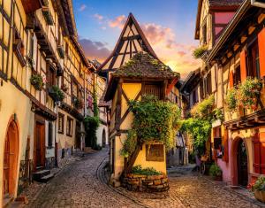 an alley in an old town at sunset at B&B Chambre cosy avec petit-déjeuner inclus Parking prive & box vélo sur la Route des vins in Issenheim