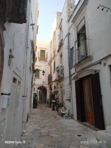 an alley in an old town with white buildings at La Grazia dei fiori in Martina Franca