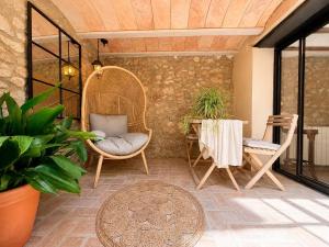a patio with two chairs and a table and a table at ruralhome sanroque in Altura