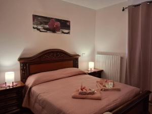a bedroom with a bed with two towels and two lamps at Il Doganiere in Montecchio