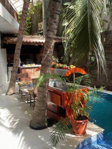 un patio avec des palmiers et une piscine dans l'établissement Ecologe, à Abidjan