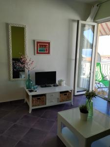 a living room with a tv and a table at toni in Makarska